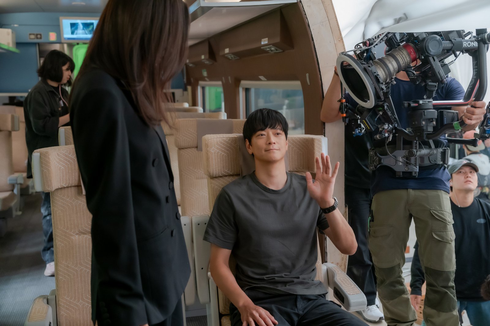 디즈니+ 오리지널 시리즈 ‘북극성’이 배우들의 열정과 웃음이 담긴 훈훈한 비하인드 스틸을 공개해 화제를 모았다. 사진제공 | 월트 디즈니 컴퍼니 코리아