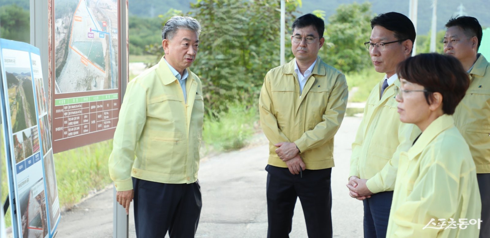 김인중 한국농어촌공사 사장이 지난 18일 속초 쌍천2지하수댐을 방문해 운영 현황을 점검하고 지하수댐을 활용한 수자원 확보 방안을 논의하고 있다. 사진제공=한국농어촌공사