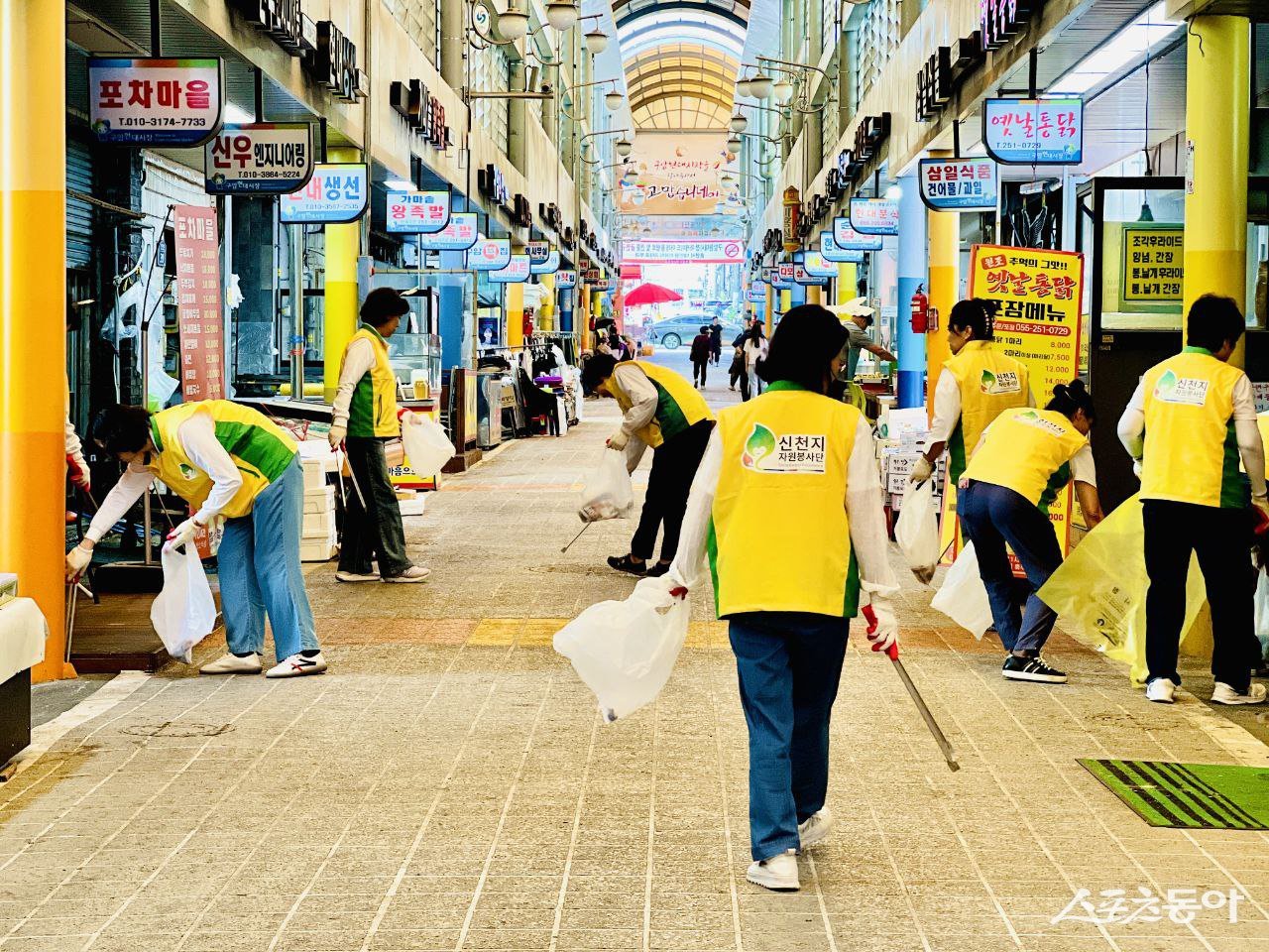 시장 내 환경 미화를 하는 마산지부 봉사자들. (사진 제공=신천지자원봉사단 마산지부)