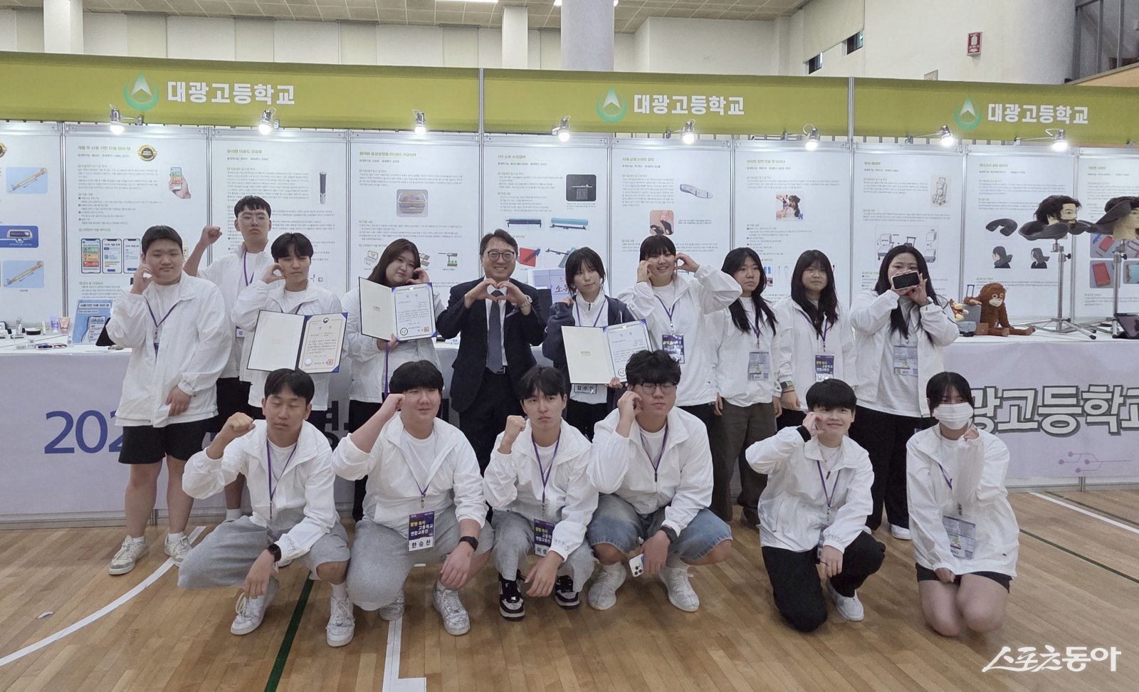 부산 대광고, 시각 장애인 보행안전 발명품으로 특허청장상 수상. (사진제공=부산 대광고)