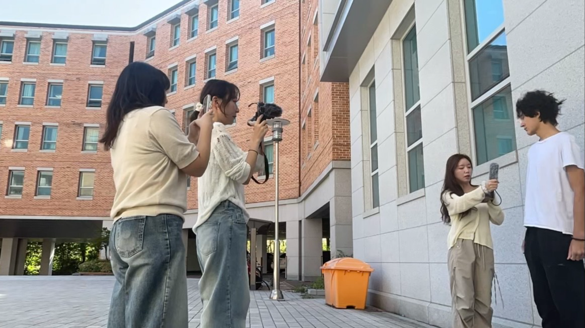 유학생들을 상대로 아프리카 관련 인터뷰 중인 반크 청년연구원들. 사진제공ㅣ반크