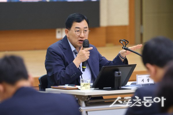 주낙영 경주시장이 간부회의서 ‘2025 APEC 정상회의 성공적 개최’ 총력을 강조하고 있다. 사진제공 ㅣ 경주시