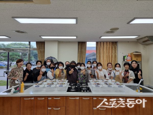 봉화군 ‘다양한 우리쌀 활용교육’ 참가자들이 기념 촬영하고 있다. 사진제공 ㅣ 봉화군