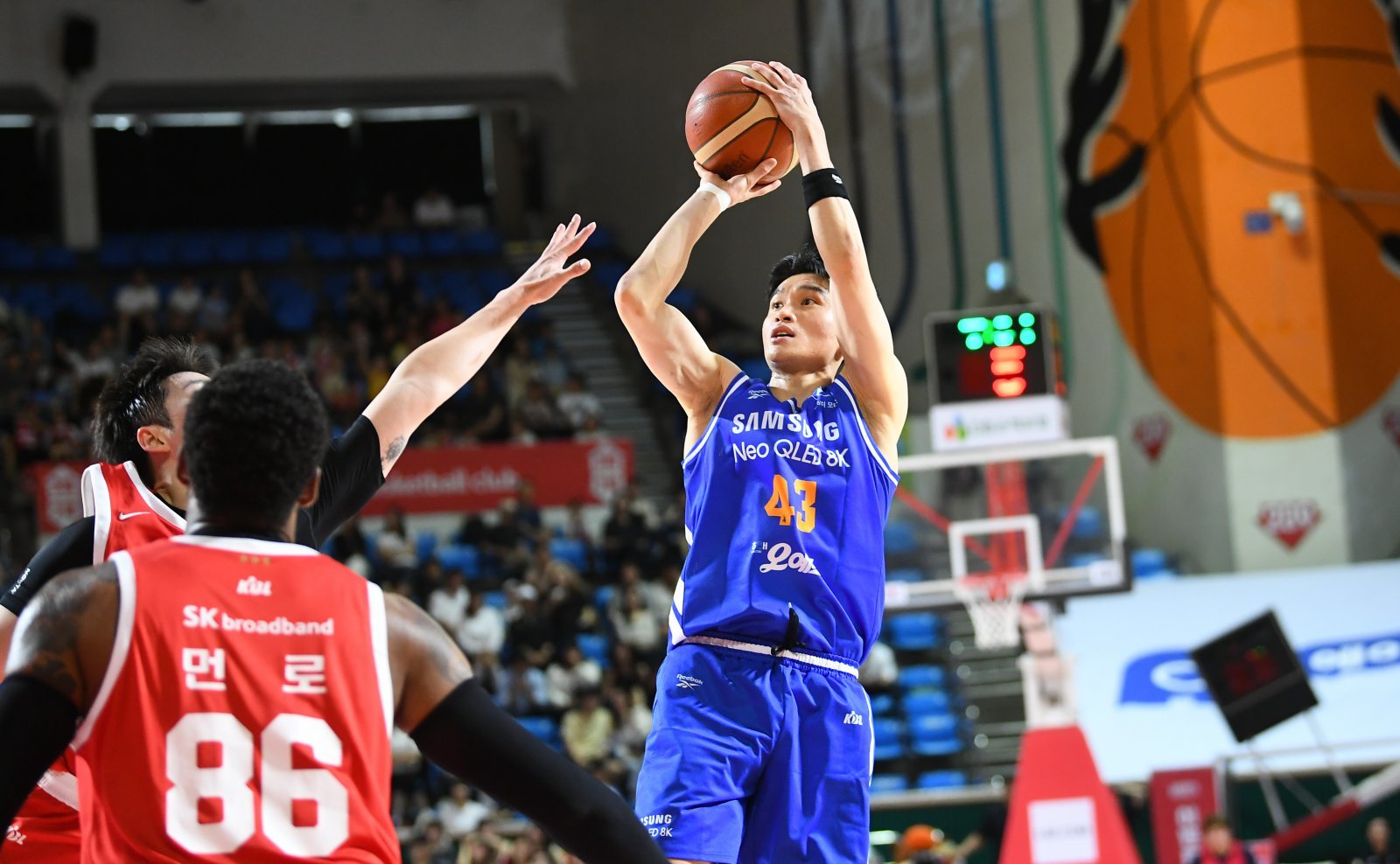 이대성(오른쪽)은 21일 서울 SK와 시범경기를 통해 서울 삼성 데뷔전을 치렀다. 27분52초를 뛰며 몸상태에 문제가 없음을 확인한 것이 가장 큰 수확이다. 그러나 21%에 그친 야투 정확도와 팀플레이는 숙제로 남았다. 상대 수비를 뚫고 슛을 시도하는 이대성. 사진제공ㅣKBL