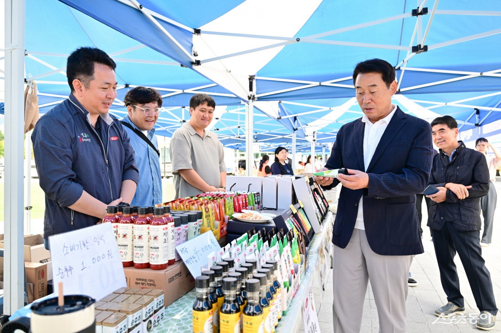백영현 시장(오른쪽 두번째)이 지난 18일 시청 광장에서 추석 명절 선물세트 특별 판매전에서 격려를 하고 있다.  사진제공ㅣ포천시 