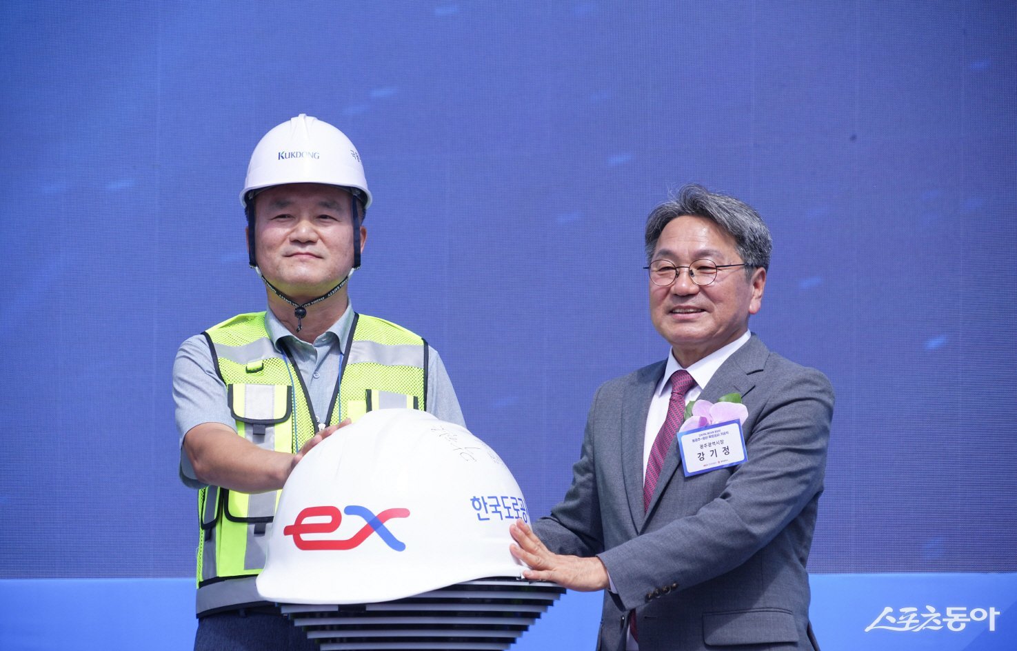 강기정 광주광역시장이 22일 오전 북구 국립광주박물관 정원에서 열린 ‘호남고속도로 동광주IC-광산IC 확장공사 기공식’에 참석해 함진규 한국도로공사 사장, 전진숙·정준호 국회의원 등 내빈들과 테이프커팅을 하고 있다./광주광역시 제공 