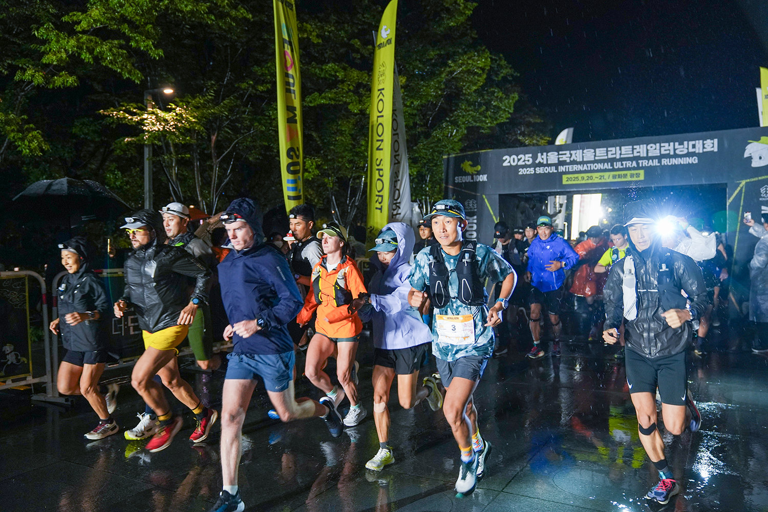 출발하는100K 부문 참가자들