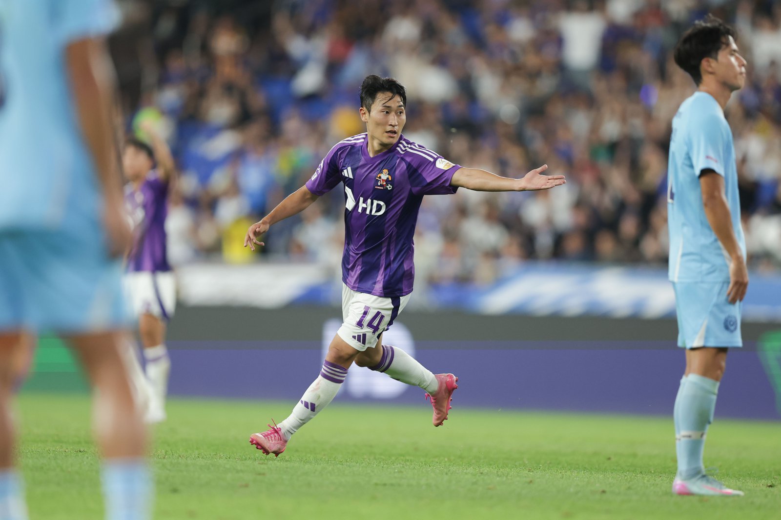 울산 미드필더 이진현(가운데)은 신태용 감독이 강조하는 ‘돌려치기’를 잘 구현하는 선수 중 한 명이다. 2017년 U-20 대표팀 시절 신 감독의 지도를 받은 그가 울산의 반등을 이끌지 관심이 모인다. 사진제공｜한국프로축구연맹