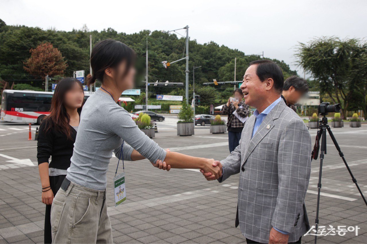 캠프 출발 전 악수를 나누는 주광덕 시장(오른쪽)과 청년 참가자. 사진제공ㅣ남양주시 