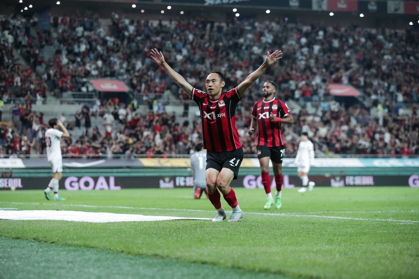 서울 문선민이 21일 서울월드컵경기장에서 열린 광주와 K리그1 홈경기에서 후반 막판 쐐기골을 터트린 뒤 특유의 ‘관제탑 세리머니’를 펼치며 홈 팬들에게 즐거움을 주고 있다. 사진제공｜한국프로축구연맹