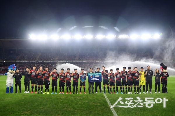 포항스틸러스 통합 축구팀이 지난 21일 포항 스틸야드에서 열린 제주SK전 홈경기에서 ‘2025 플레이원컵’ 출정식을 가진 후 단체 기념촬영을 하고 있는 모습. 사진제공ㅣ포항스틸러