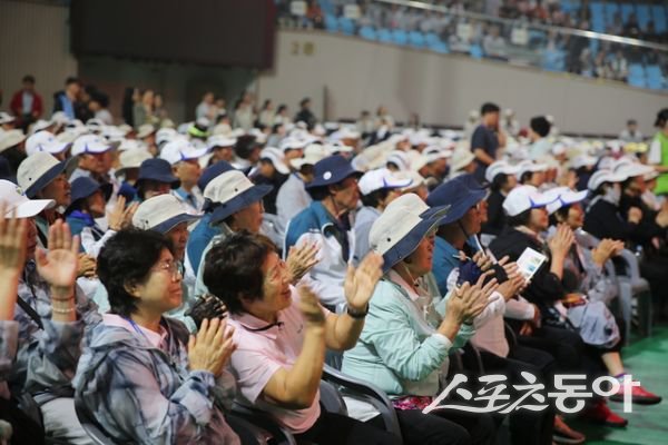 제35회 경북도민생활체육대축전에서 참가자들이 박수를 치며 응원하고 있는 모습. 사진제공ㅣ김천시