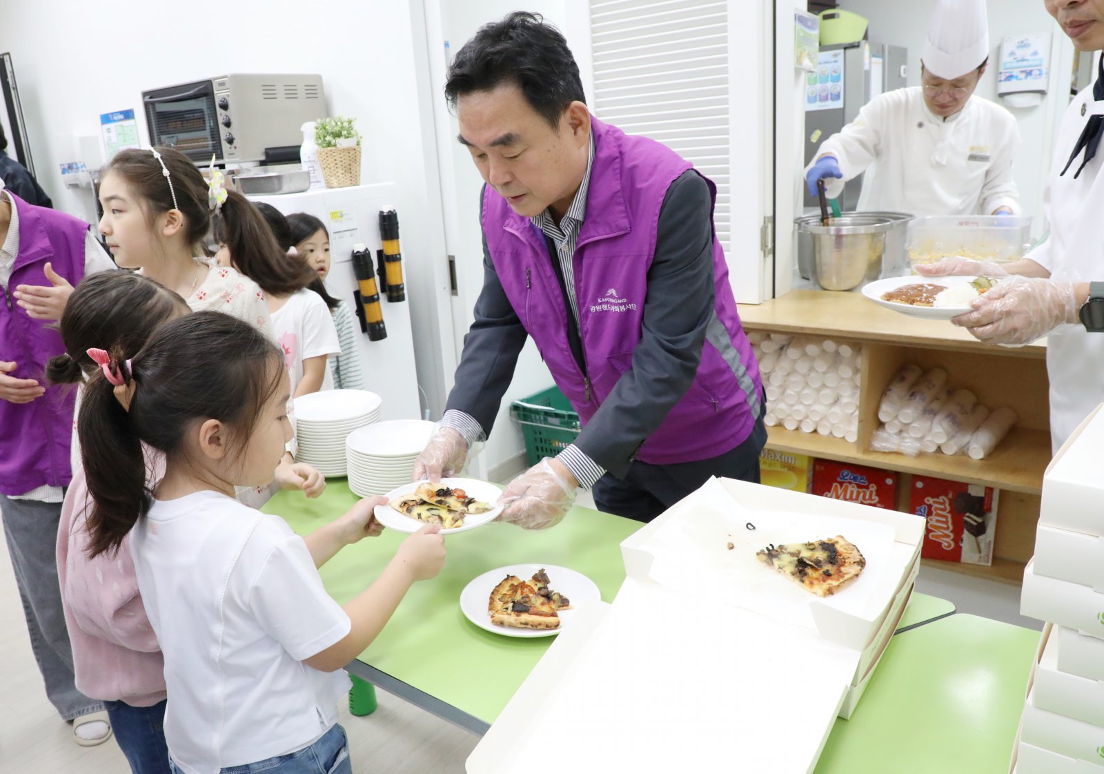 아이들에게 피자를 선물하고 있는 최철규 강원랜드 대표이사직무대행