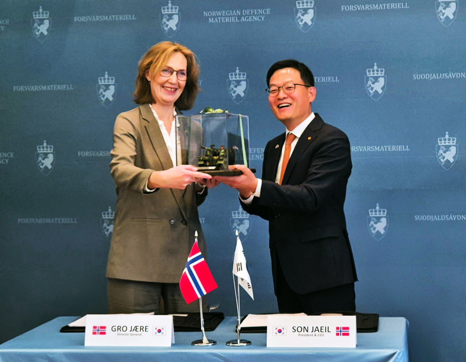 노르웨이 국방물자청에서 열린 노르웨이 K9 계약식에서 손재일 한화에어로스페이스 대표이사(오른쪽)와 그로 예레 노르웨이 NDMA 청장이 K9 자주포 모형을 주고받고 있다. 사진제공 |한화에어로스페이스