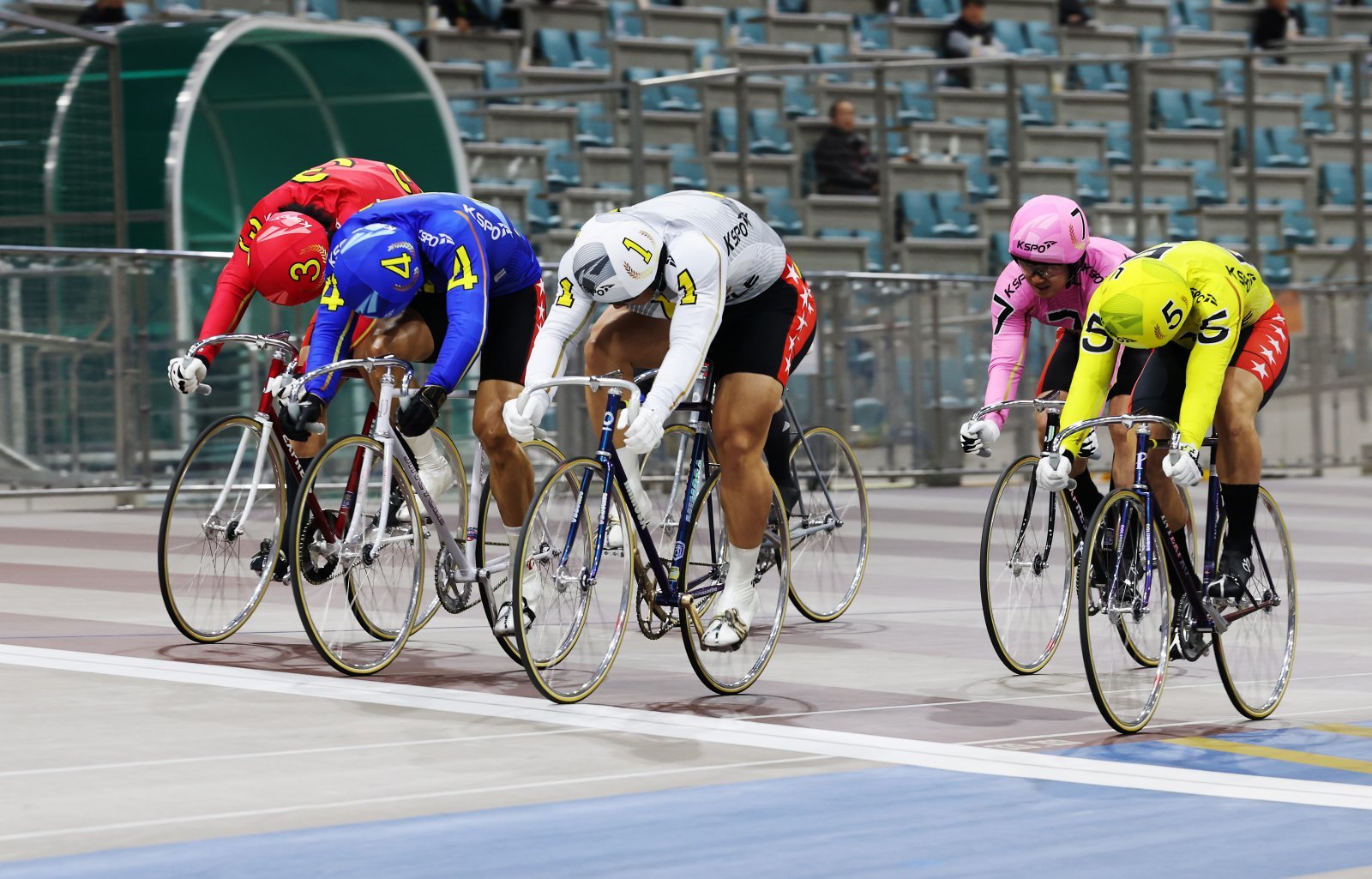 광명스피돔에서 특선급 선수들이 결승선을 앞에 두고 접전을 벌이고 있다. 사진제공 | 국민체육진흥공단