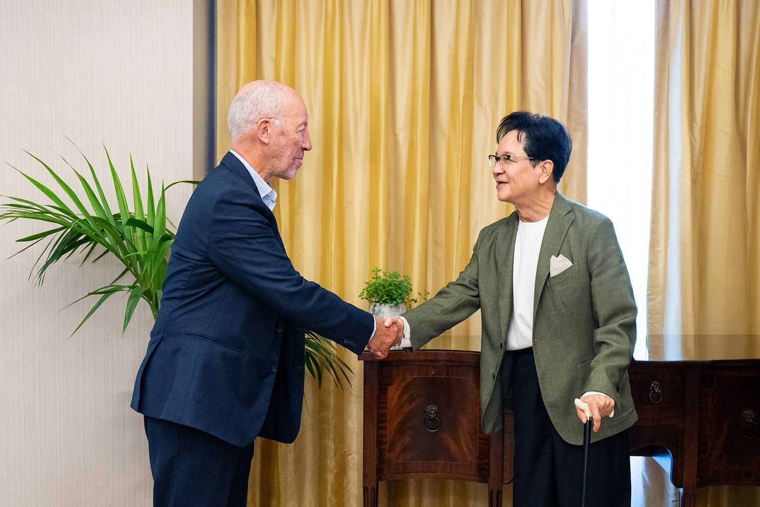 채텀하우스의 브론웬 매덕스 소장(위)과 페인 스포츠 미디어 스트래티지스의 마이클 페인 대표를 만난 이재현 CJ 회장. 사진제공|CJ