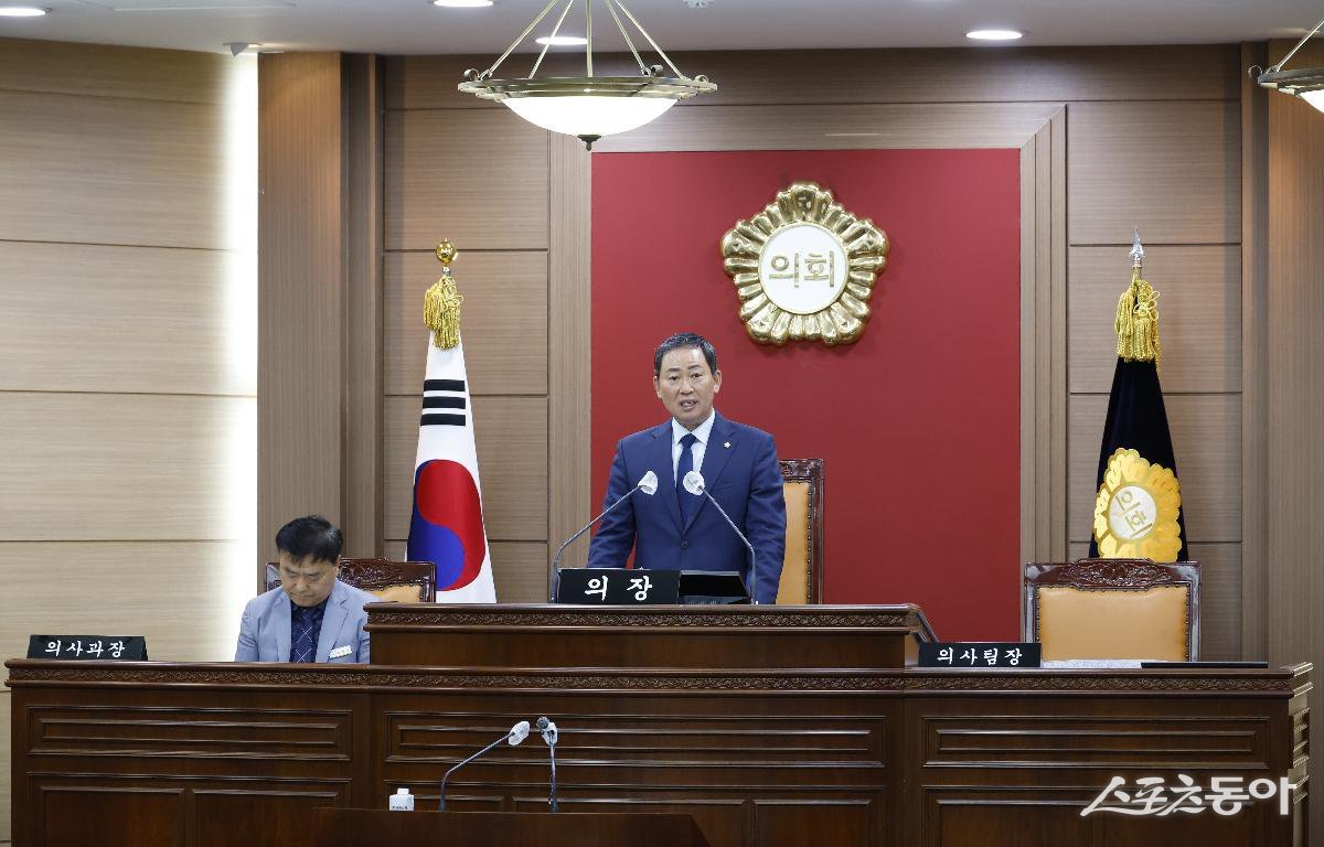 장종민 임실군의회 의장이 지난 22일 열린 제348회 임시회 본회의에서 개회사를 하고 있다. 사진제공=임실군의회