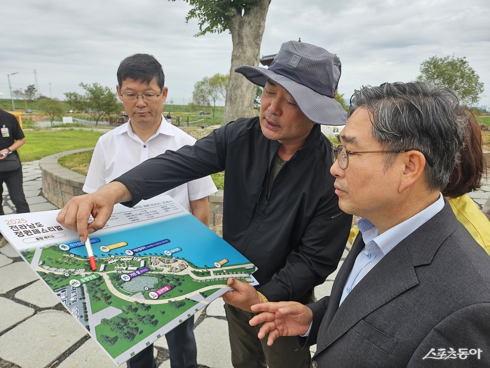 강상구 부시장이 최근 영산강정원을 방문해 축제 시설물 설치 현황과 안전 관리, 교통 대책 등을 직접 점검하고 있다. 사진제공=나주시