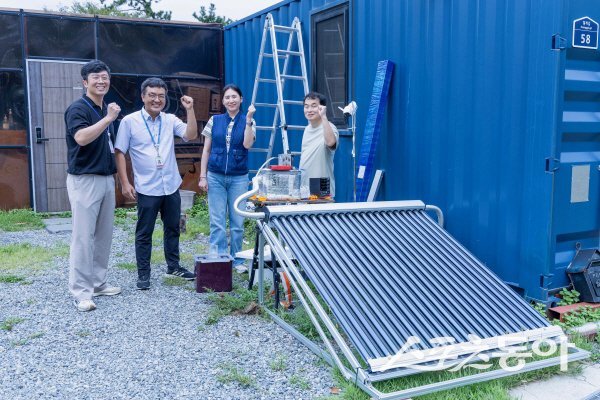 한국수력원자력 사내 학습조직 ESH가 친환경 담수화 시스템과 함께 기념 촬영하고 있다. 사진제공 ㅣ 한수원