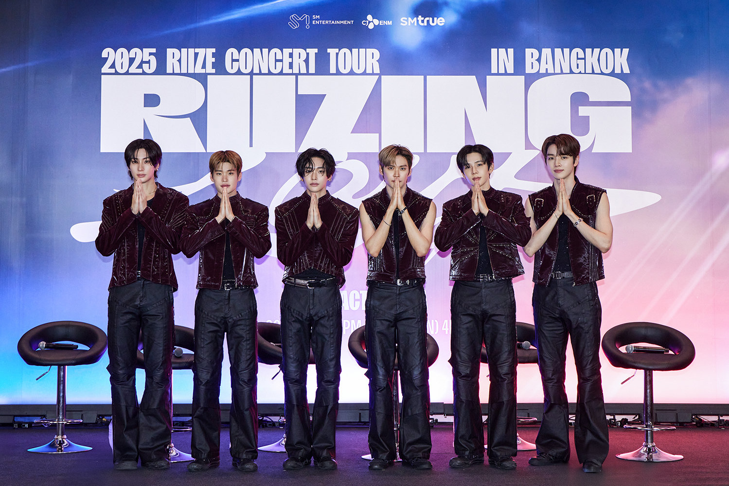 라이즈가 첫 월드 투어 ‘RIIZING LOUD’의 방콕 공연을 이틀간 전석 매진으로 성황리에 마쳤다. 약 2만 2천 명의 관객이 함께한 이번 공연은 현지 매체의 집중 조명과 팬들의 응원 이벤트 속에서 큰 호응을 얻었으며, 라이즈는 오는 10월 미국 ‘오스틴 시티 리미츠 뮤직 페스티벌’ 무대에 오른다. 사진제공|SM엔터테인먼트