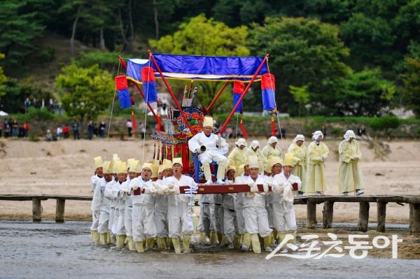 무섬외나무다리축제 전통 상여행렬을 하고 있는 모습. 사진제공ㅣ영주시