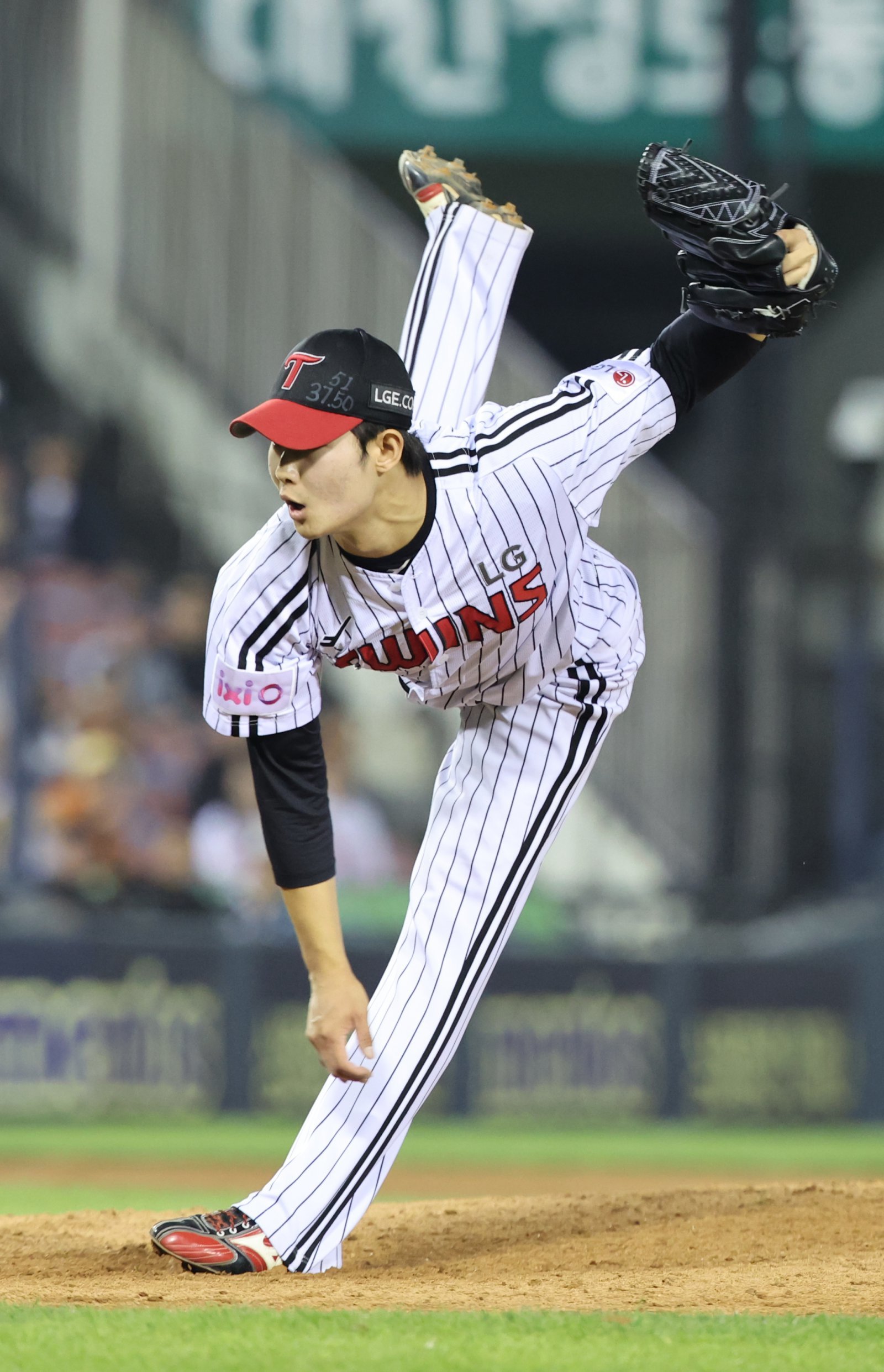 LG 김영우는 프로 첫 시즌부터 위력적인 투구를 이어가며 순수 신인 중에서 가장 뛰어난 기량을 보여주고 있다.|뉴시스