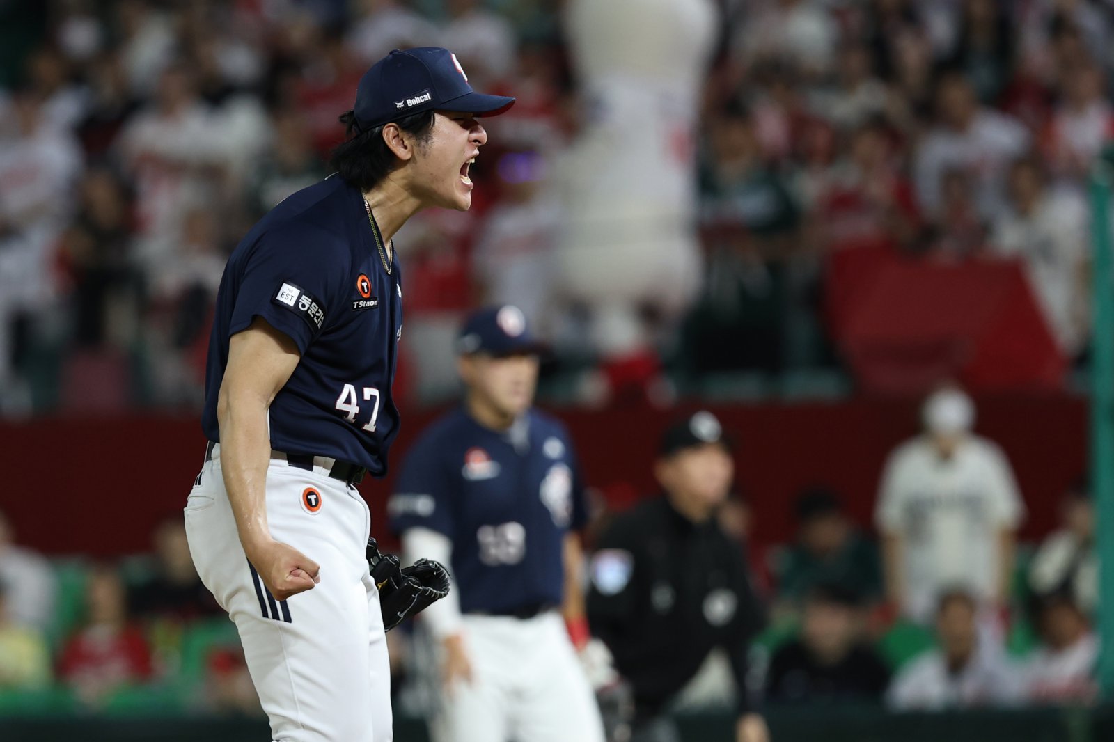 두산 곽빈은 올해 내복사근 부상과 부진으로 힘겨운 시기를 보냈다. 지난 시즌 15승을 거두며 기대를 키웠기에 아쉬움이 더 컸다. 그러나 그는 올해의 아픔 또한 성장과정으로 받아들이기로 했다. 개인 5연패를 끊고 4승째를 따낸 22일 인천 SSG전에서 삼진을 잡고 포효하는 곽빈. 사진제공|두산 베어스