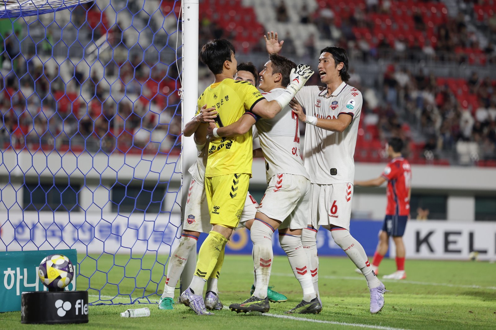 올해 수비 불안에 시달리던 수원FC는 최근 골키퍼 황재윤(노란색)과 센터백 이현용의 성장으로 안정을 찾아가고 있다. U-20 대표팀 감독 시절부터 이들을 눈여겨 본 김은중 감독도 둘의 활약 덕분에 안도하고 있다. 사진제공│한국프로축구연맹
