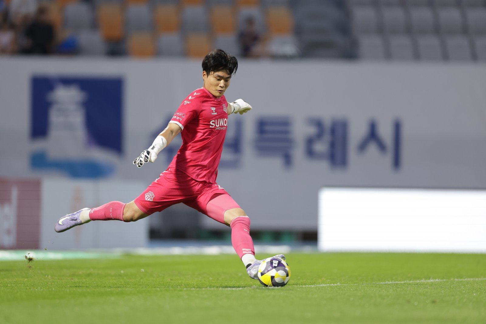 올해 수비 불안에 시달리던 수원FC는 최근 골키퍼 황재윤(사진)과 센터백 이현용의 성장으로 안정을 찾아가고 있다. U-20 대표팀 감독 시절부터 이들을 눈여겨 본 김은중 감독도 둘의 활약 덕분에 안도하고 있다. 사진제공│한국프로축구연맹