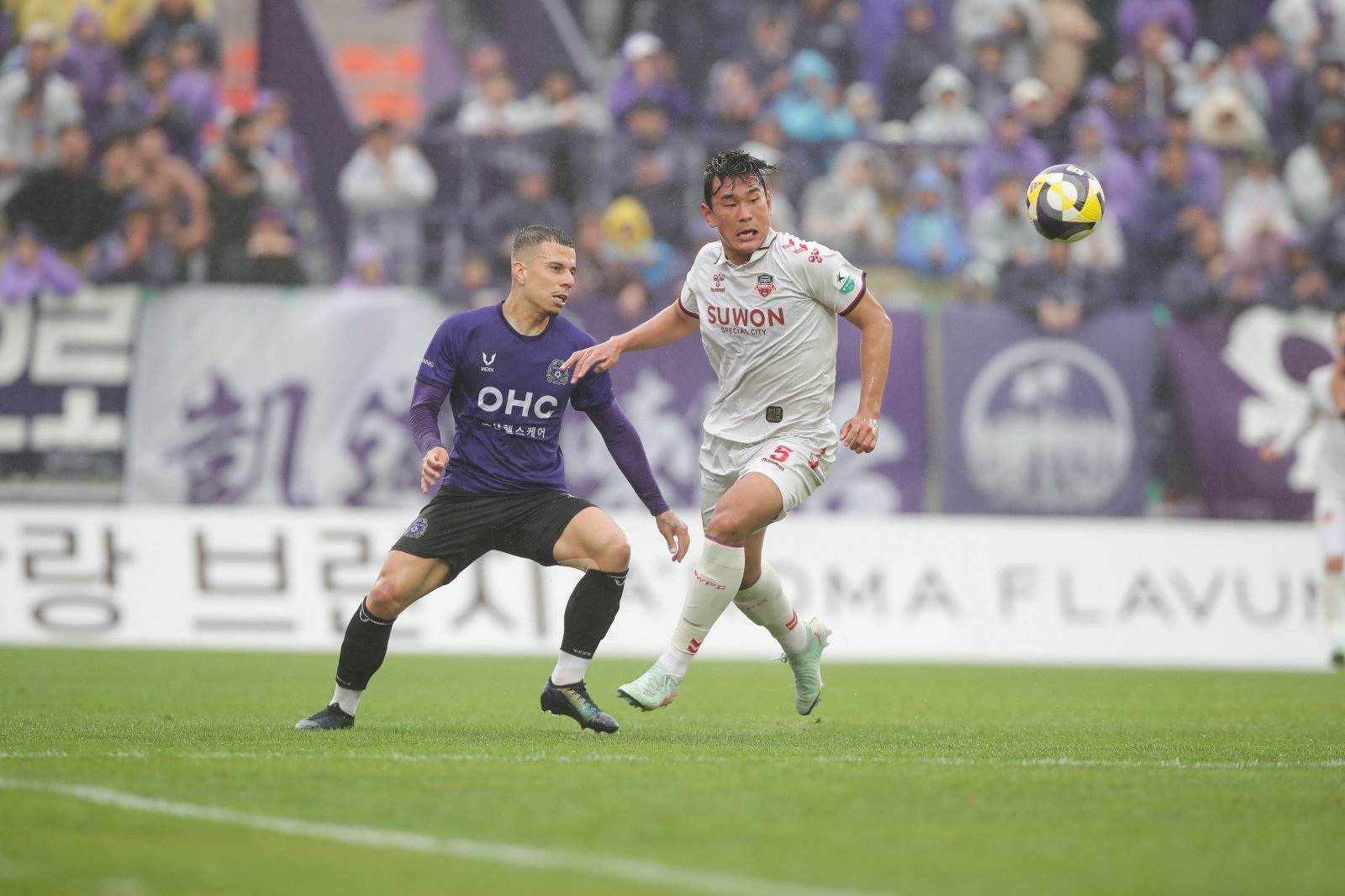 올해 수비 불안에 시달리던 수원FC는 최근 골키퍼 황재윤과 센터백 이현용(앞)의 성장으로 안정을 찾아가고 있다. U-20 대표팀 감독 시절부터 이들을 눈여겨 본 김은중 감독도 둘의 활약 덕분에 안도하고 있다. 사진제공│한국프로축구연맹