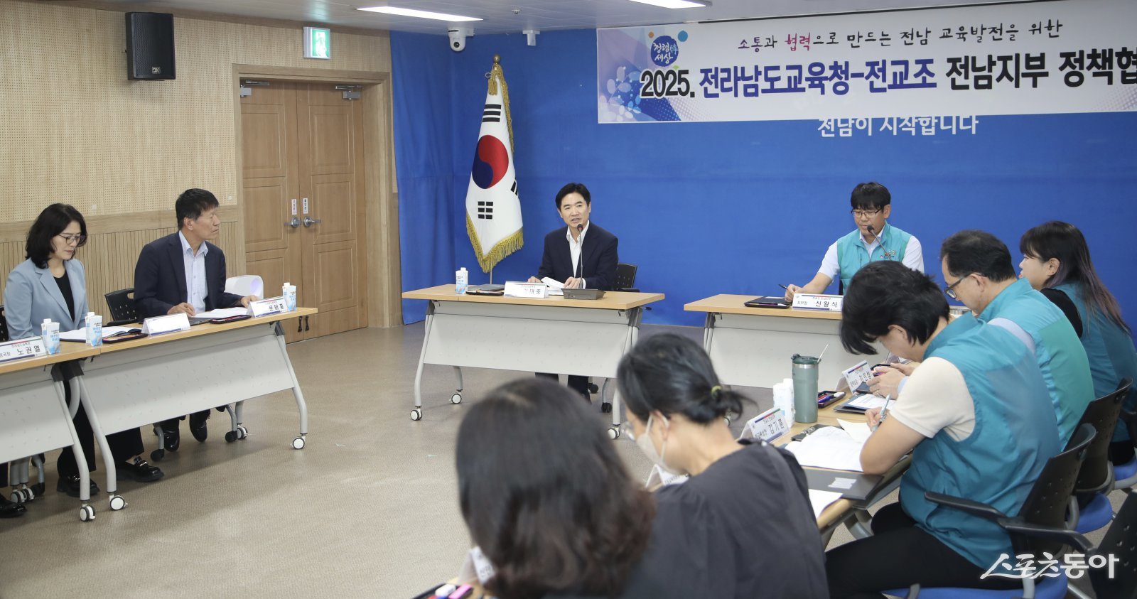 전라남도교육청과 전교조전남지부가 23일 전라남도교육청 중회의실에서 노사 양측 관계자들이 참석한 가운데 ‘2025년 정책협의’를 개최했다. 사진제공=전남도교육청