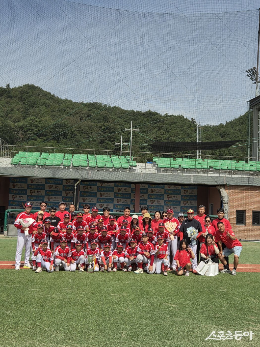 송정동초등학교(이하 송정동초) 야구부가 지난 11일부터 22일까지 강원도 횡성군 횡성베이스볼파크에서 열린 ‘제55회 회장기 전국 초등학교 야구대회(태기왕리그)’에서 준우승을 차지했다. 사진제공=광주시교육청