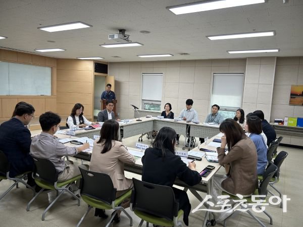 포항시가 지구촌 엑스포 행사 개최를 앞두고 지난 22일 시청 드림스타트실에서 최종보고회를 열고 교통 대책, 안전관리, 현장 운영 인력 등 세부 준비 사항을 점검하고 있는 모습. 사진제공ㅣ포항시