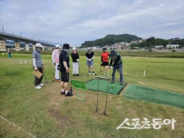 제3회 김천시 노인회 파크골프대회가 23일 개최돼 선수들이 골프치고 있는 모습. 사진제공ㅣ김천시