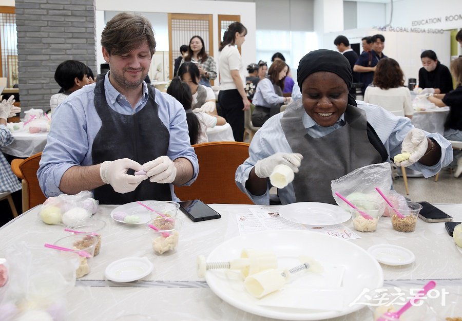 인천경제청, 외국인 대상 추석맞이 송편·꽃산병 요리 강좌를 진행했다. 사진제공｜인천경제자유구역청