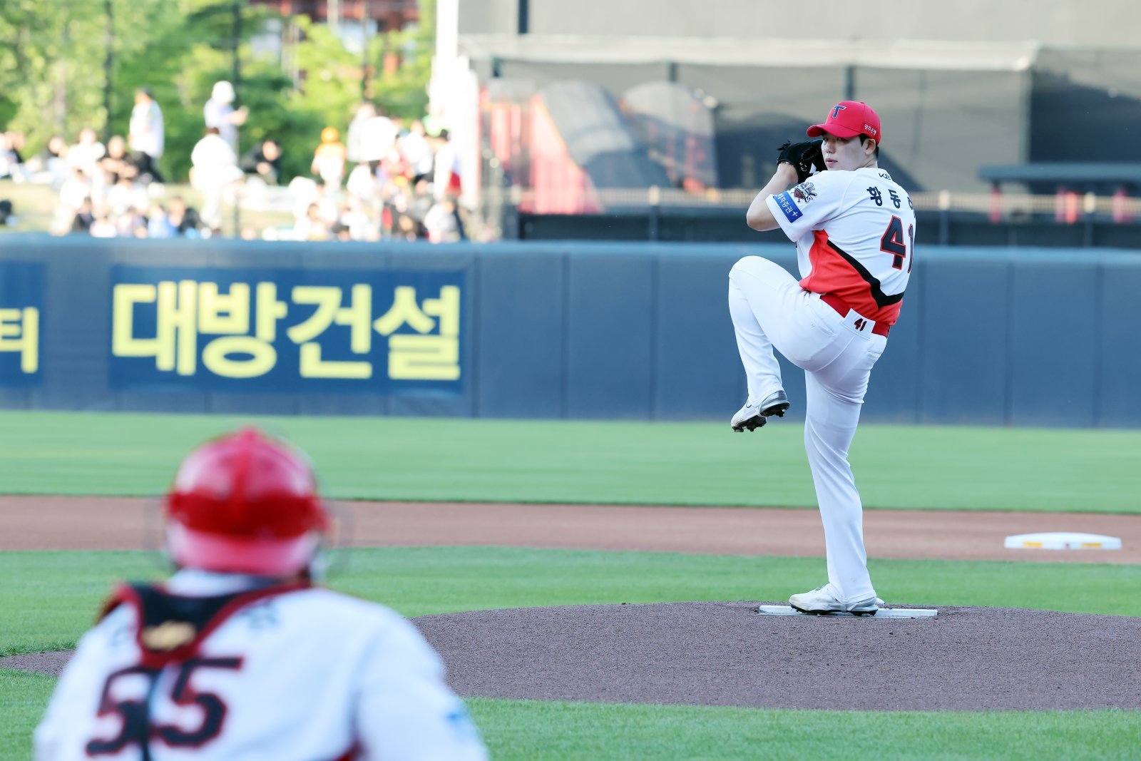 KIA 황동하(오른쪽)는 23일 인천 SSG와 원정경기를 앞두고 1군에 합류했다. 그는 5월 불의의 교통사고를 당한 이후 갖은 노력 끝에 아름다운 마무리를 할 기회를 잡았다. 사진제공|KIA 타이거즈