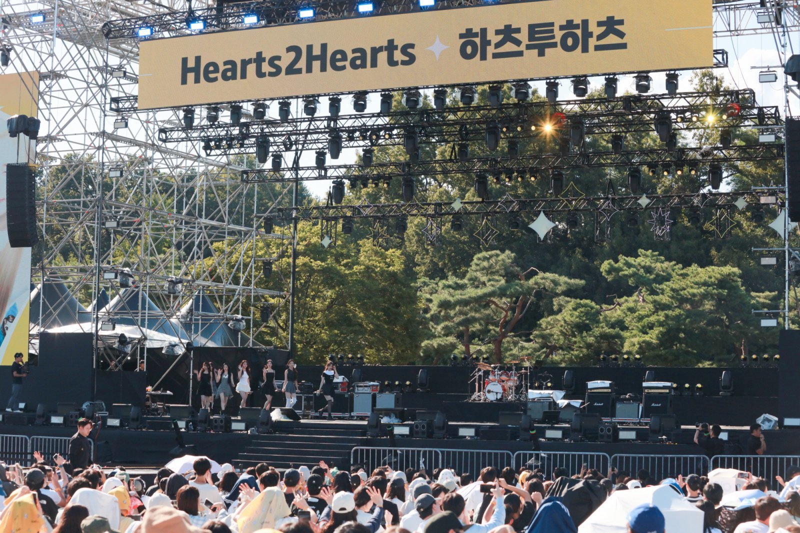 ‘KB 조이올팍 페스티벌’ 2일차 자사 모델인 에스파(위)와 하츠투하츠의 공연 모습. 사진제공｜KB국민은행