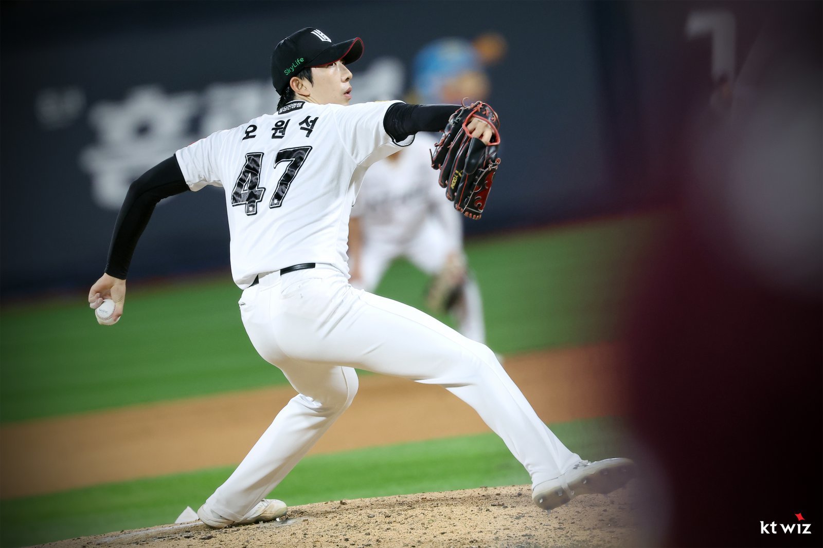 KT 오원석이 23일 수원KT위즈파크에서 열린 키움전에 선발등판해 역투하고 있다. 오원석은 6.1이닝 6안타 무4사구 7탈삼진 무실점 역투로 81일 만에 승리투수가 됐다. KT는 오원석의 활약에 힘입어 3연승을 달렸다. 사진제공|KT 위즈
