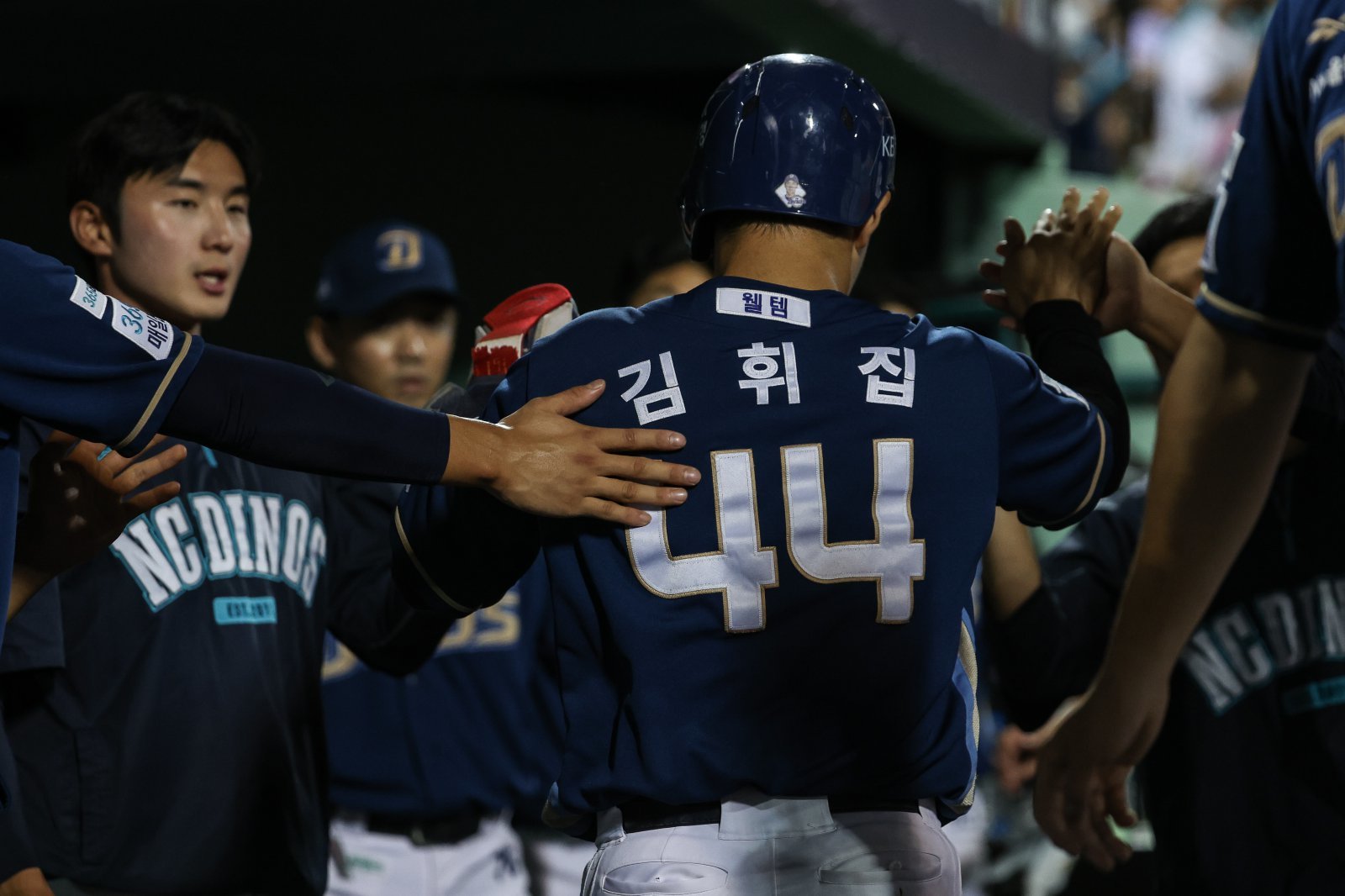 NC 김휘집(44번)이 23일 울산 롯데전에서 4타수 3안타 2타점의 맹타를 휘두르며 팀의 4-2 승리를 이끌었다. 7회초 최원준의 안타 때 득점한 뒤 동료들과 하이파이브를 하는 김휘집. 사진제공｜NC 다이노스