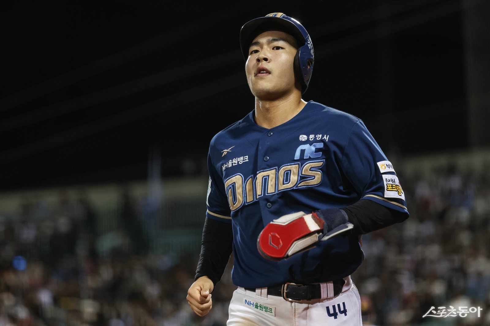 NC 김휘집(44번)이 23일 울산 롯데전에서 4타수 3안타 2타점의 맹타를 휘두르며 팀의 4-2 승리를 이끌었다. 7회초 최원준의 안타 때 득점 후 덕아웃을 향하는 김휘집. 사진제공｜NC 다이노스