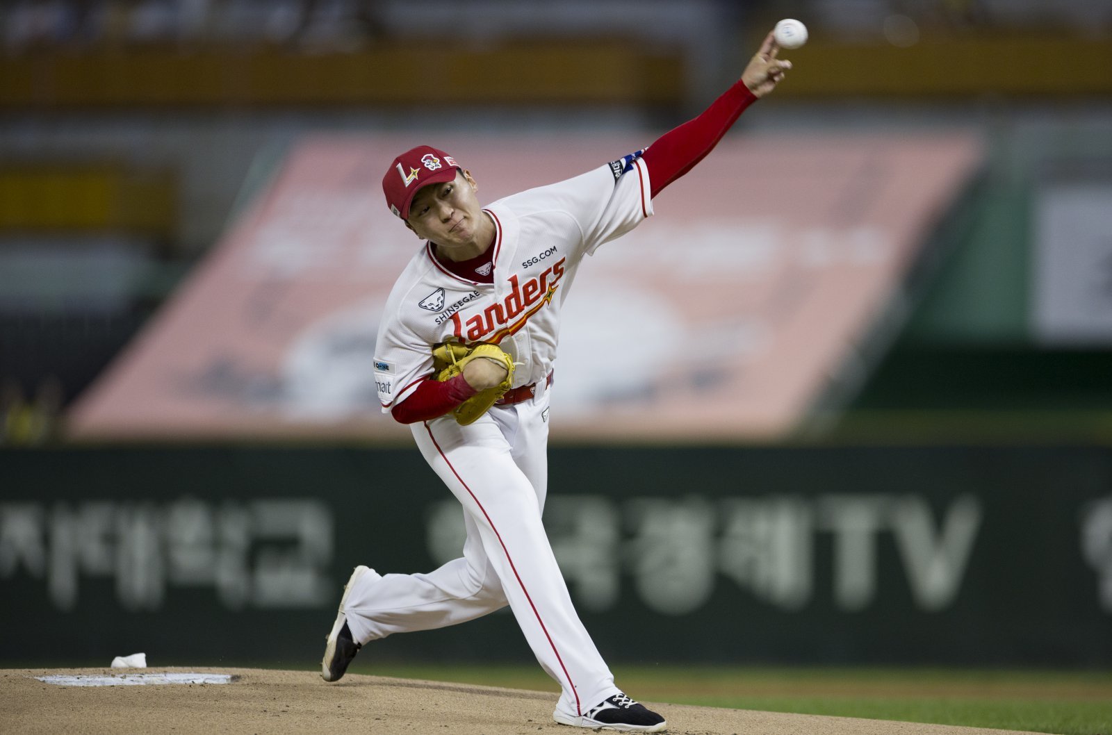 SSG 김건우는 23일 인천 KIA와 홈경기에서 선발등판해 5.1이닝 동안 삼진 12개를 잡으며 무실점을 기록했다. 그는 인생투를 펼치며 지옥의 8연전 중인 팀에 큰 보탬이 됐다. 인천|뉴시스