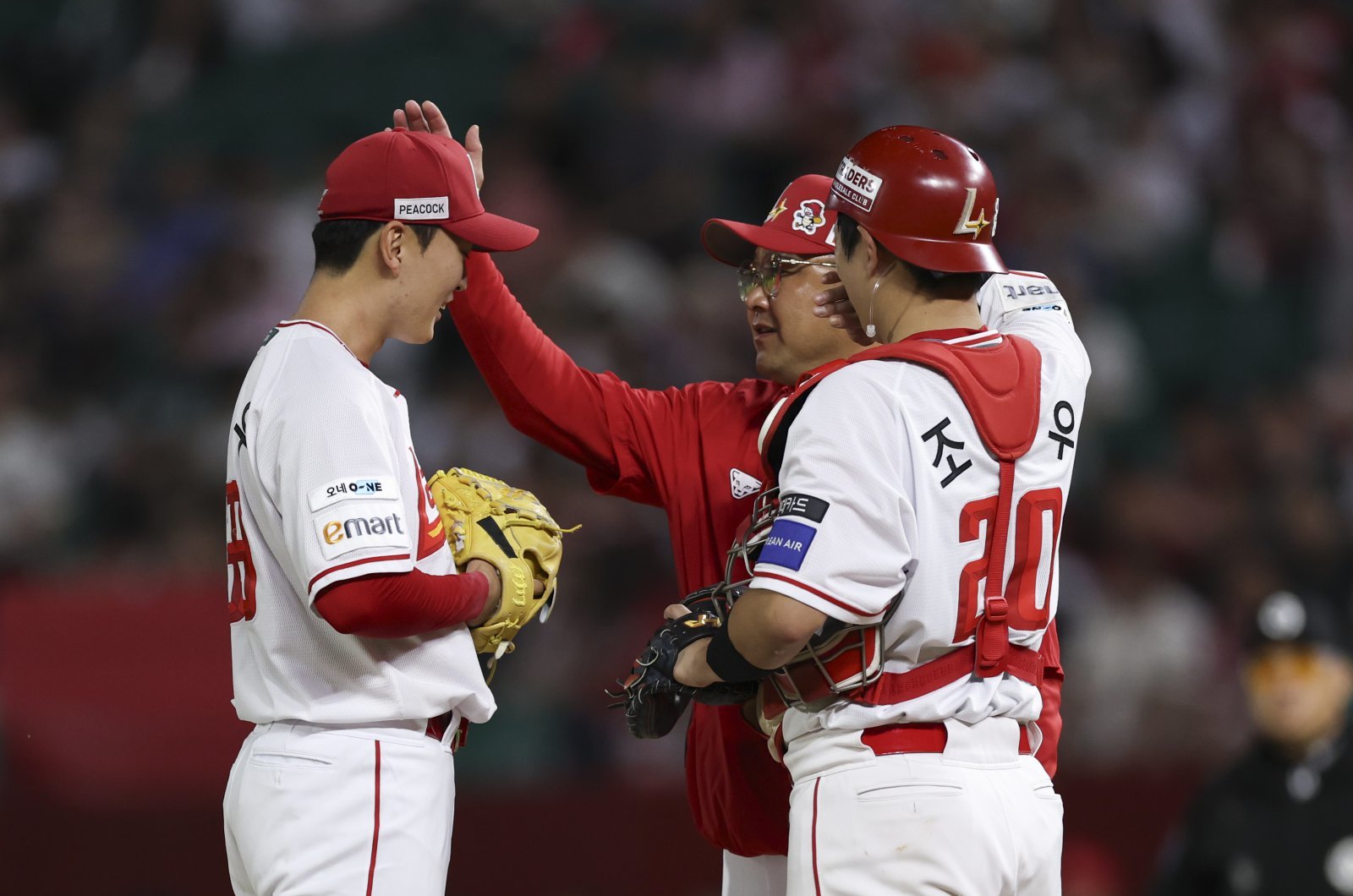 SSG 김건우(왼쪽 첫 번째)는 23일 인천 KIA와 홈경기에서 선발등판해 5.1이닝 동안 삼진 12개를 잡으며 무실점을 기록했다. 그는 인생투를 펼치며 지옥의 8연전 중인 팀에 큰 보탬이 됐다. 인천|뉴시스