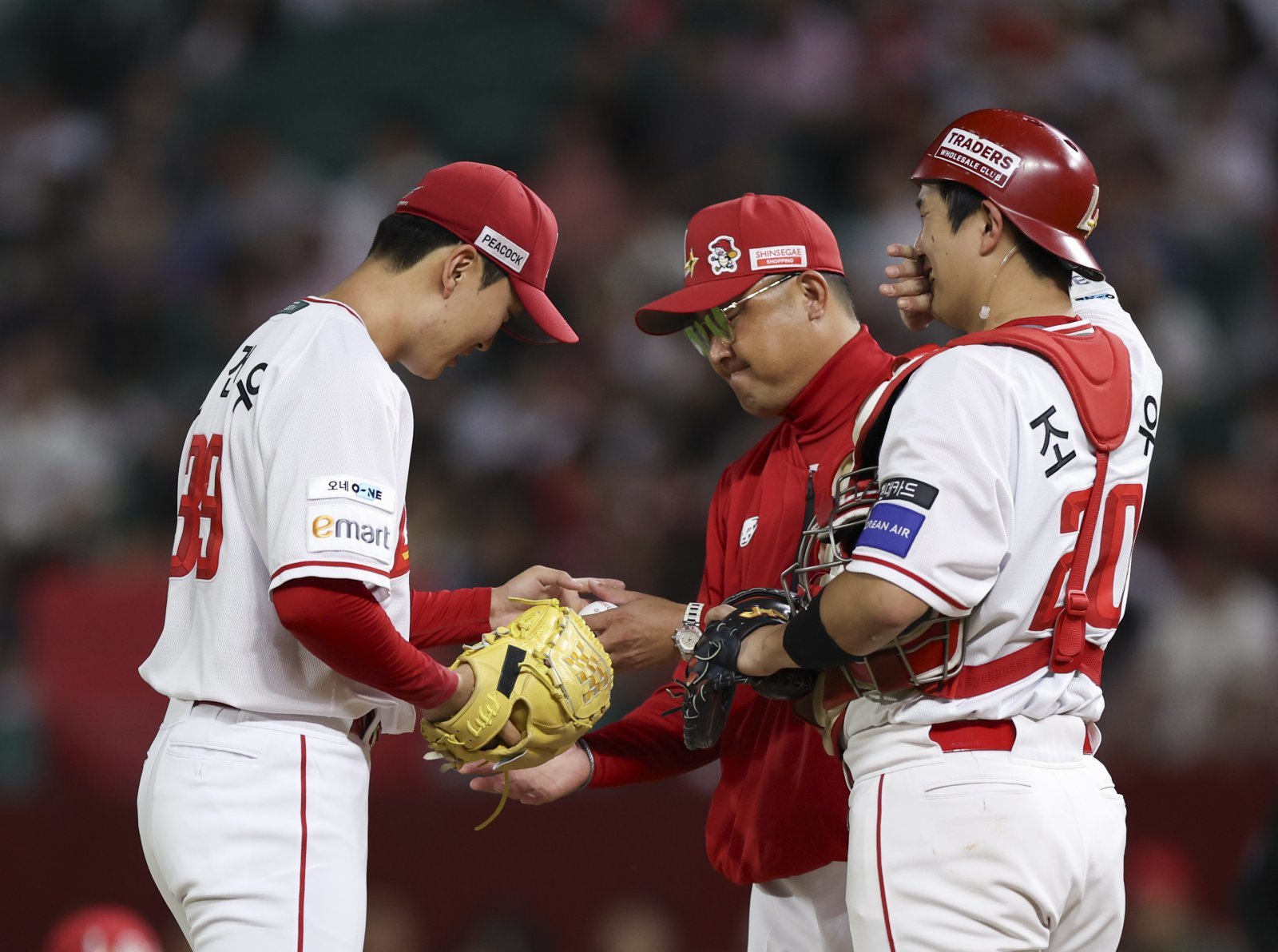 SSG 김건우(왼쪽 첫 번째)는 23일 인천 KIA와 홈경기에서 선발등판해 5.1이닝 동안 삼진 12개를 잡으며 무실점을 기록했다. 그는 인생투를 펼치며 지옥의 8연전 중인 팀에 큰 보탬이 됐다. 인천|뉴시스