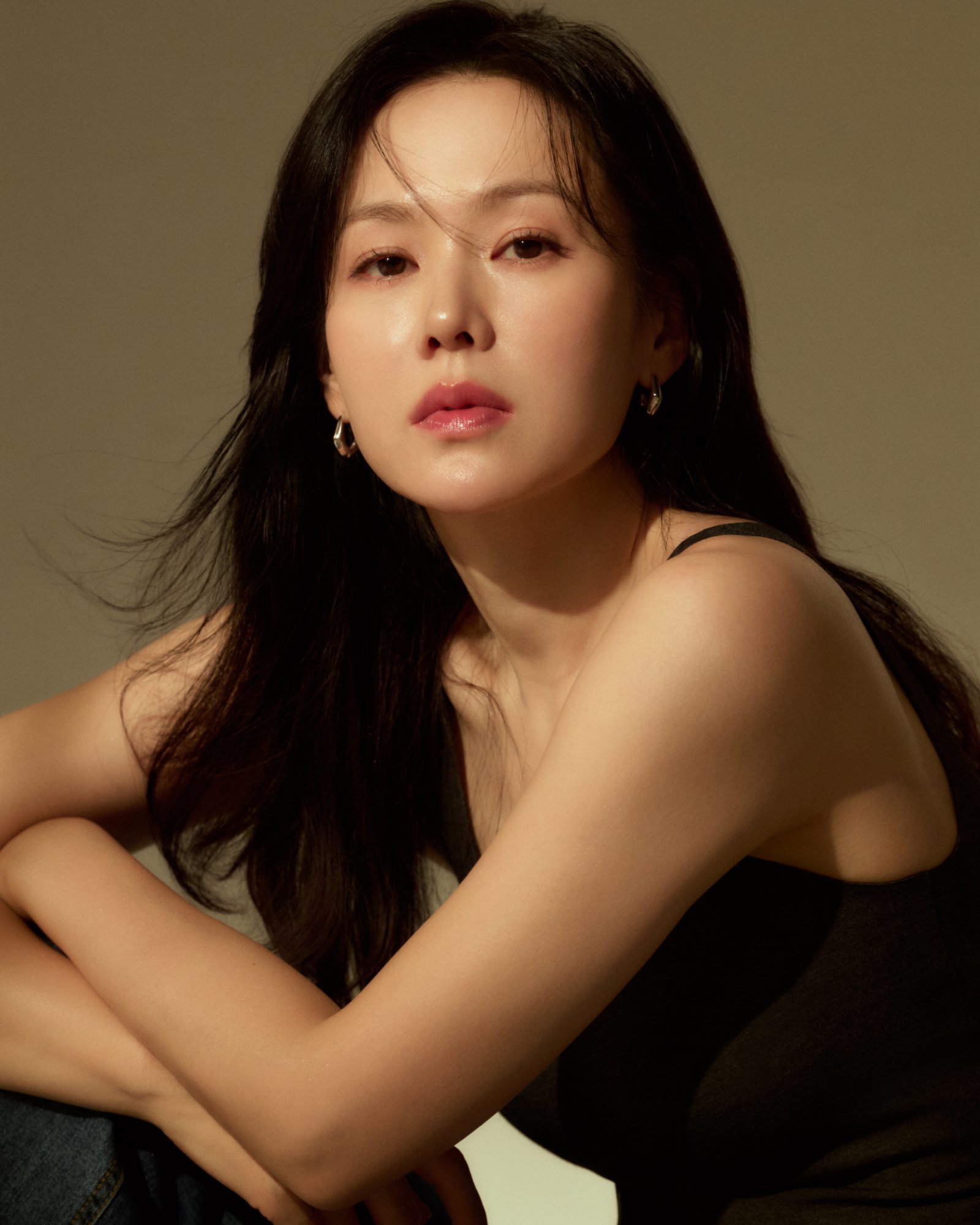 배우 손예진이 거장 박찬욱과 손잡고 7년 만에 스크린에 돌아왔다. 영화 ‘어쩔수가없다’를 통해 거장의 터치를 직접 느낀 그는, 박 감독 특유의 “냉정하고 정확한 연출 방식”에 감탄했다. 사진제공|엠에스팀엔터테인먼트 사진제공 | 엠에스팀 엔터테인먼트