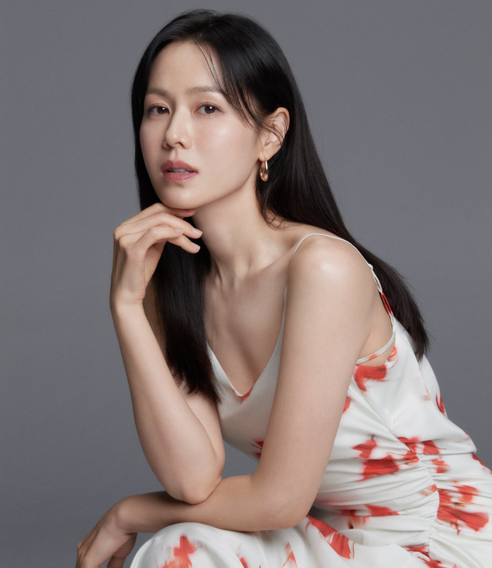 손예진이 ‘어쩔수가없다’를 복귀작으로 택한 건 예정된 수순이었을지도 모른다. ‘출산 후’ 맡은 엄마 역할이라는 점도 있지만, 그의 연기 이력에 가장 큰 변곡점이 된 영화 ‘비밀은 없다’의 이경미 감독이 이번 작품의 각본에 참여했기 때문이다. 사진제공 | 엠에스팀 엔터테인먼트