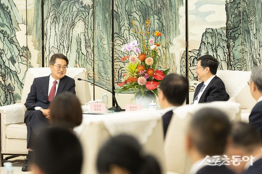 김 지사는 “충칭시와 우호협약을 맺게 돼 기쁘다”면서도 “오늘 협약식이 단순한 ‘사인 세리머니’로 끝나지 않고 실질적인 성과로 이어지길 바란다”고 강조했다(왼쪽 김동연 지사). 사진제공|경기도