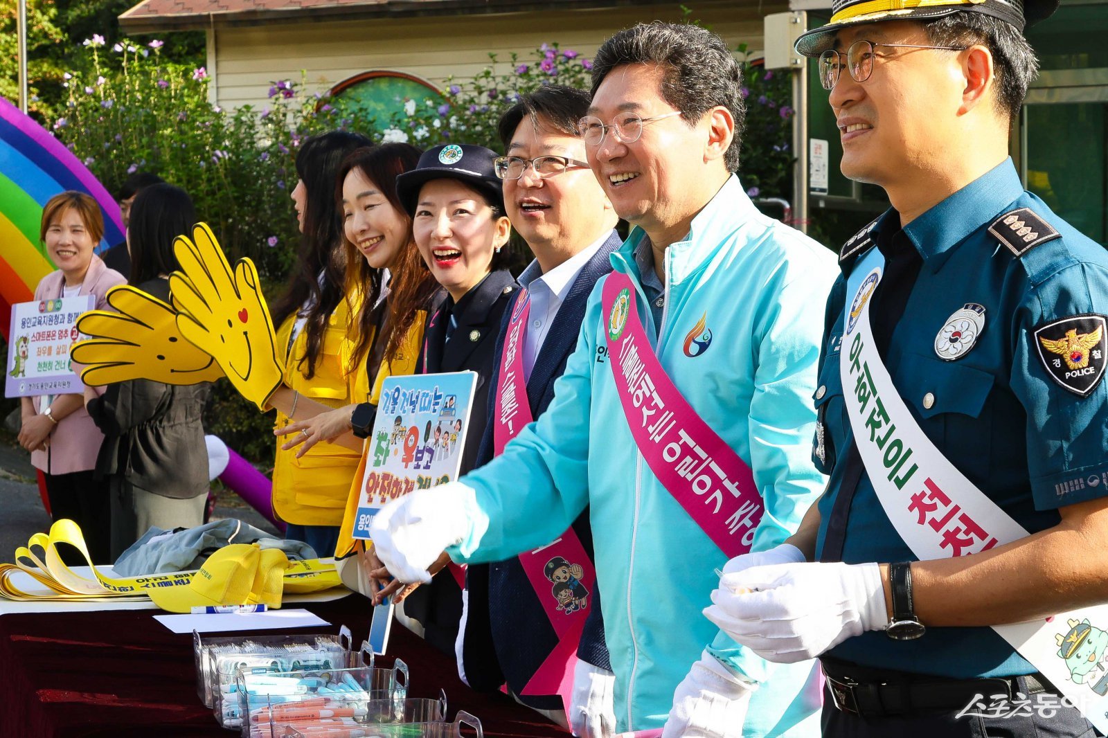 이상일 용인특례시장이 지난 23일 용인 제일초등학교 학생들의 안전을 위한 캠페인에 동참했다. 사진제공|용인시