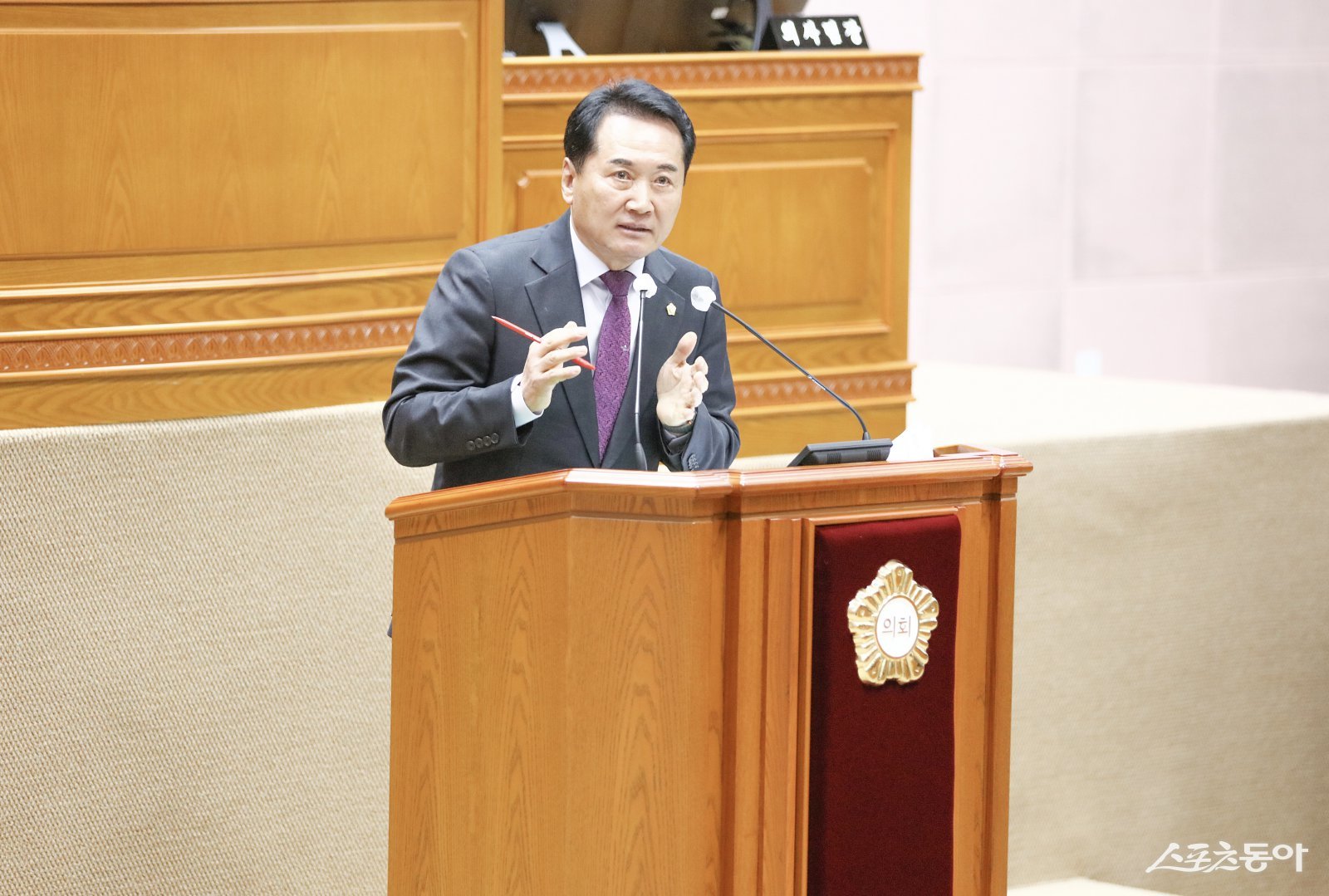 안양시의회 음경택 의원(평촌‧평안‧귀인‧범계‧갈산동)은 지난 23일 열린 제305회 임시회 제2차 본회의에서 5분 자유발언을 통해 한국전력공사의 지상변압기 상업광고판 설치 문제를 공식 제기했다(음경택 의원). 사진제공｜음경택 의원