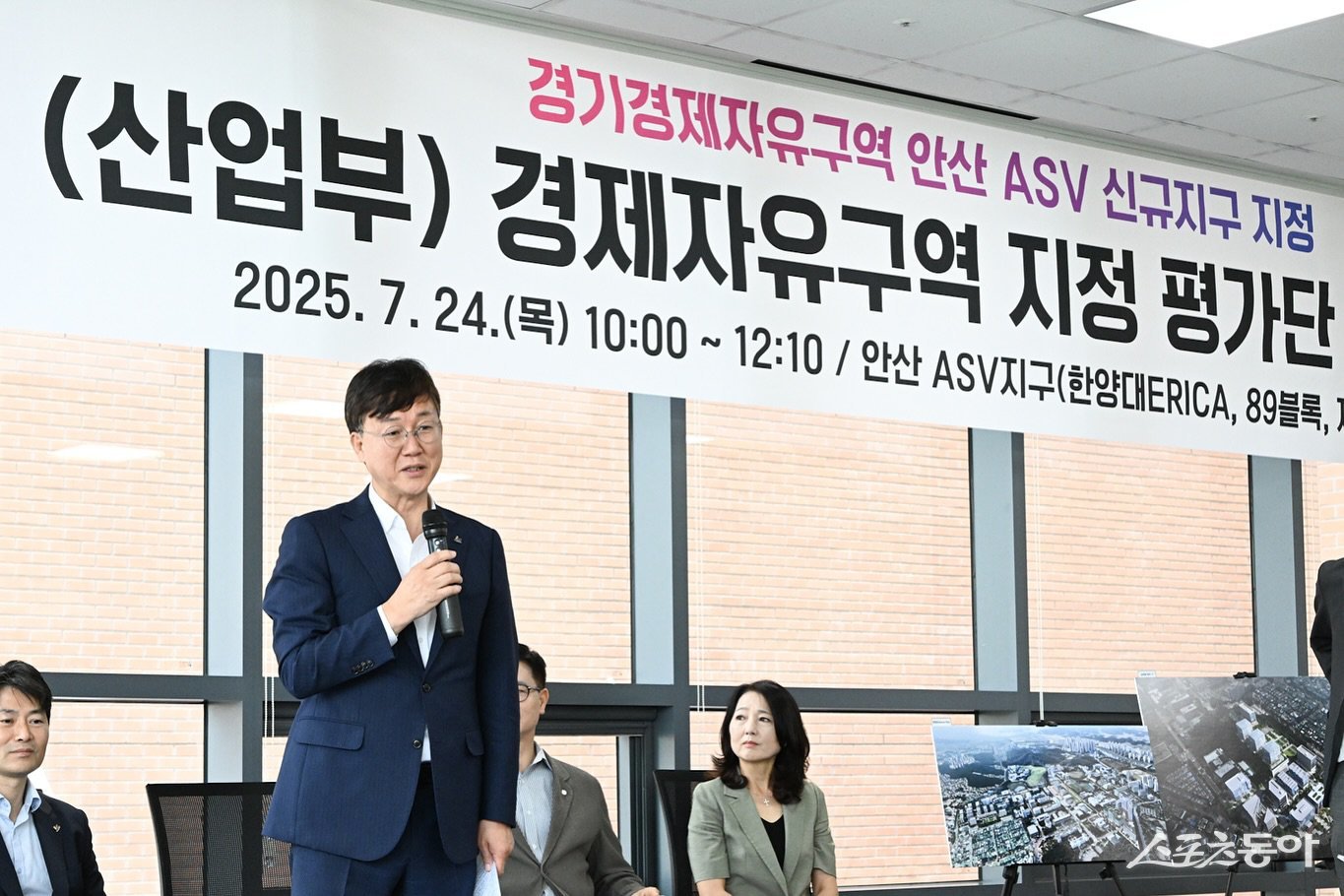 지난 7월 24일 이민근 안산시장이 안산사이언스밸리지구 신규지구 현장실태조사에서 발언을 진행하고 있다. 사진제공|안산시