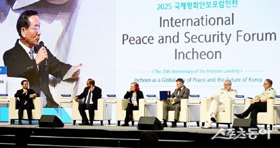지난 15일 송도컨벤시아에서 열린 국제평화안보포럼 인천(IPSF)에는 세계 석학과 청년세대 1,000여 명이 참석해 ‘평화를 향한 연대와 협력 선언’을 공동 채택했다. 유정복 인천시장은 “이번 선언은 인천상륙작전의 정신을 국제적 협력으로 확장하는 새로운 출발점”이라고 강조했다(왼쪽 유정복 시장). 사진제공｜인천시